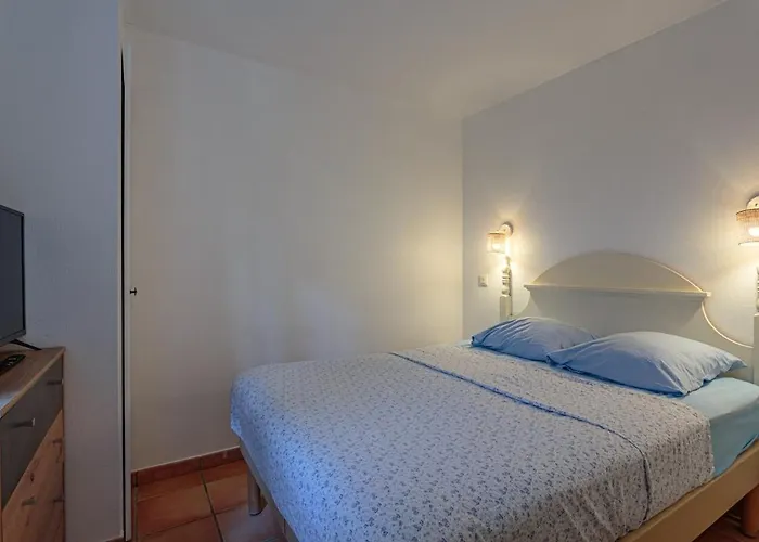 Jolie T2 Dans Arboree Avec Piscine Ciboure