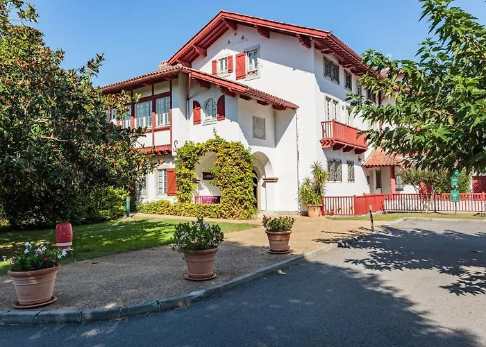 Jolie T2 Dans Arboree Avec Piscine